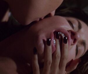 Lesbian Scene with Jennifer Tilly, Gina Gershon - Bound (1996)