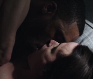 Elizabeth Reaser Nude - Easy s02e02 (2017)