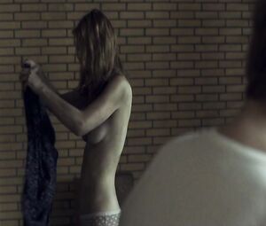 Daniela Schulz nude - Totes Land (2014)