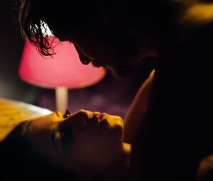 Nude Almila Bagriacik - Nur eine Frau (2019)