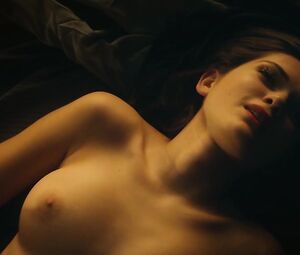 Nude Caroline Hartig - Schattenmoor (2019)