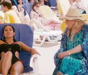 Salma Hayek, Maria Bello, etc Sexy - Grown Ups (2010)