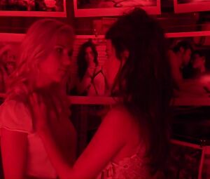 Scarlett Johansson, Penรฉlope Cruz Sexy - Vicky Cristina Barcelona (2008)