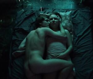 Miri Ann Beuschel Nude - Forldre (2016)