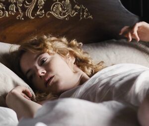 Emma Stone nude - The Favourite (2018)