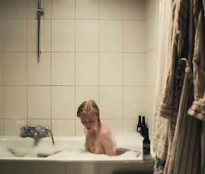 Elisa Schlott, Tabita Johannes nude - Grille und Ameise (2016)