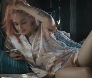 Jemima Kirke, Lola Kirke. Julie McCullough nude - Untogether (2018)